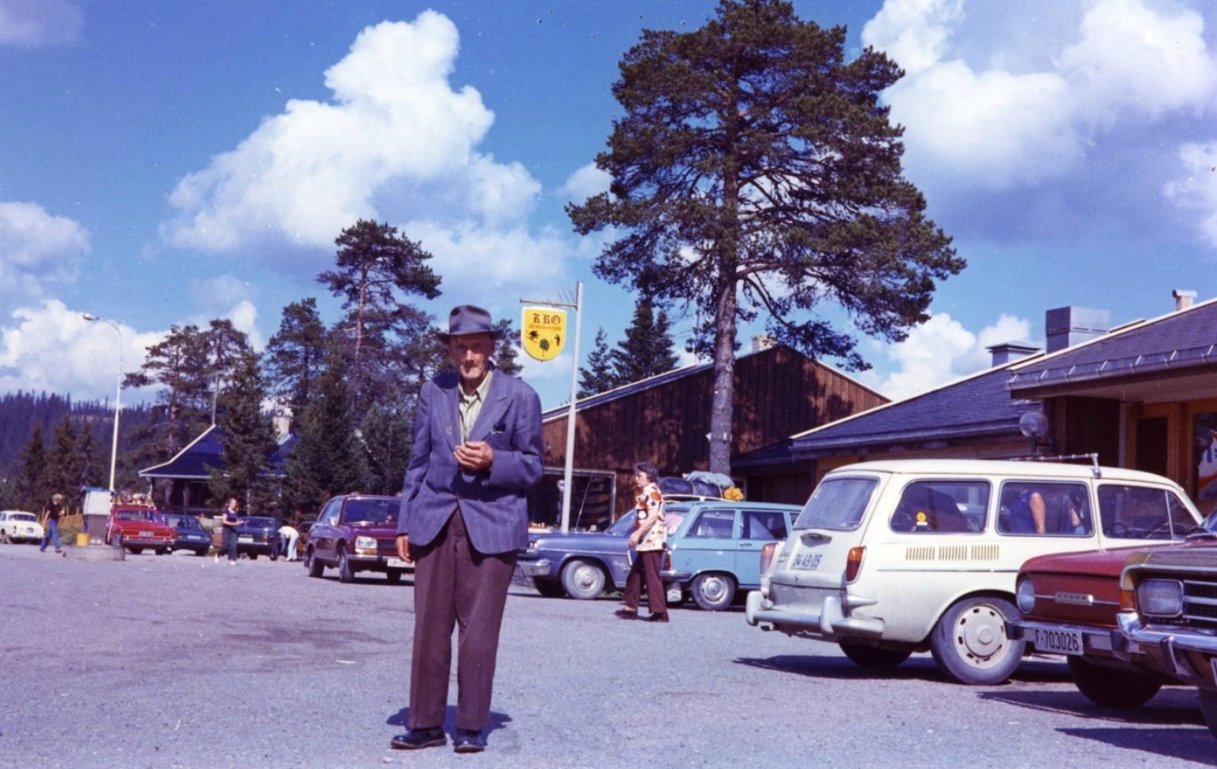 Gjest utenfor kroa på Lygnasæter på 1970-tallet