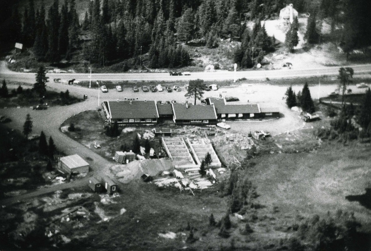 Flyfoto av utbyggingen av hotellet på Lygnasæter i 1975–76